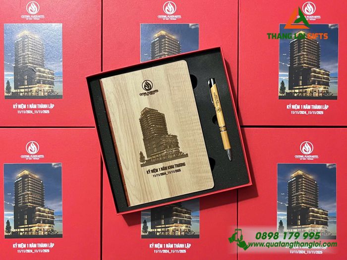 GST 75 – Bộ Quà Tặng (Sổ Tay Dán Gáy Gỗ Tre + Bút Bấm Gỗ Tre)