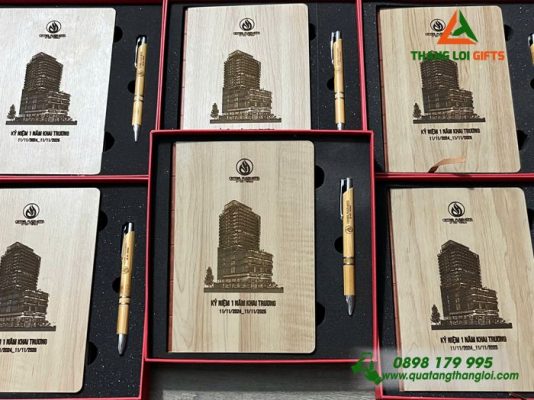 GST 75 – Bộ Quà Tặng (Sổ Tay Dán Gáy Gỗ Tre + Bút Bấm Gỗ Tre)