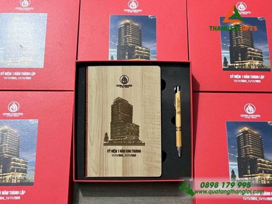 GST 75 – Bộ Quà Tặng (Sổ Tay Dán Gáy Gỗ Tre + Bút Bấm Gỗ Tre)