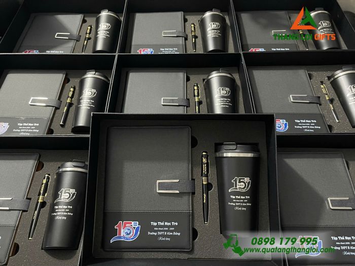 BỘ QUÀ TẶNG GIFTSET IN KHẮC LOGO 15 NĂM - TẬP THỂ HỌC TRÒ
