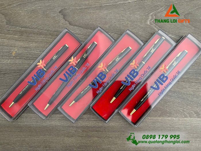 Bút Ký Kim Loại Đẩy Nắp Màu Đen Khắc Logo VIB Làm Qùa Tặng