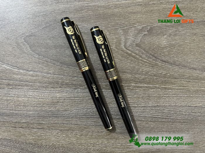 BÚT KÝ KIM LOẠI CAO CẤP KHẮC LOGO TẬP THỂ ĐỊA LÝ K26 - KÍNH TẶNG