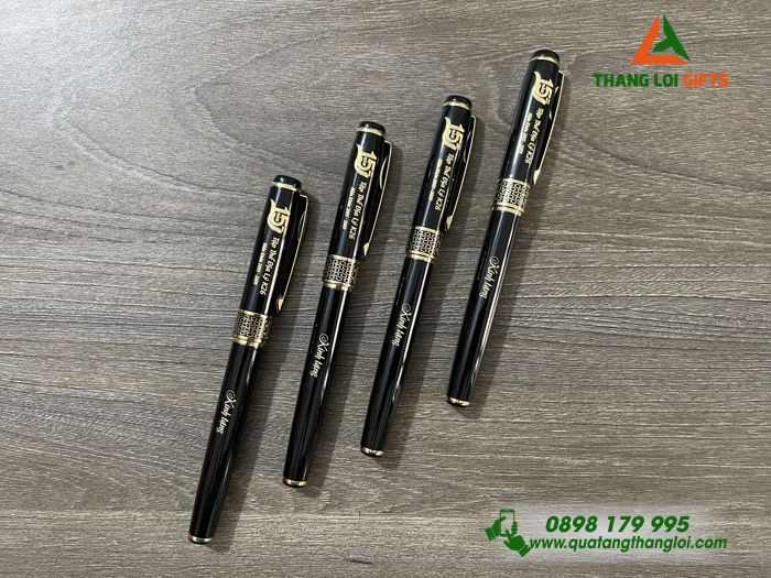 BÚT KÝ KIM LOẠI CAO CẤP KHẮC LOGO TẬP THỂ ĐỊA LÝ K26 - KÍNH TẶNG