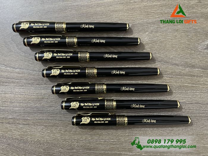 BÚT KÝ KIM LOẠI CAO CẤP KHẮC LOGO TẬP THỂ ĐỊA LÝ K26 - KÍNH TẶNG