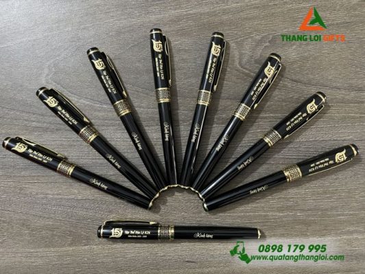 BÚT KÝ KIM LOẠI CAO CẤP KHẮC LOGO TẬP THỂ ĐỊA LÝ K26 - KÍNH TẶNG 