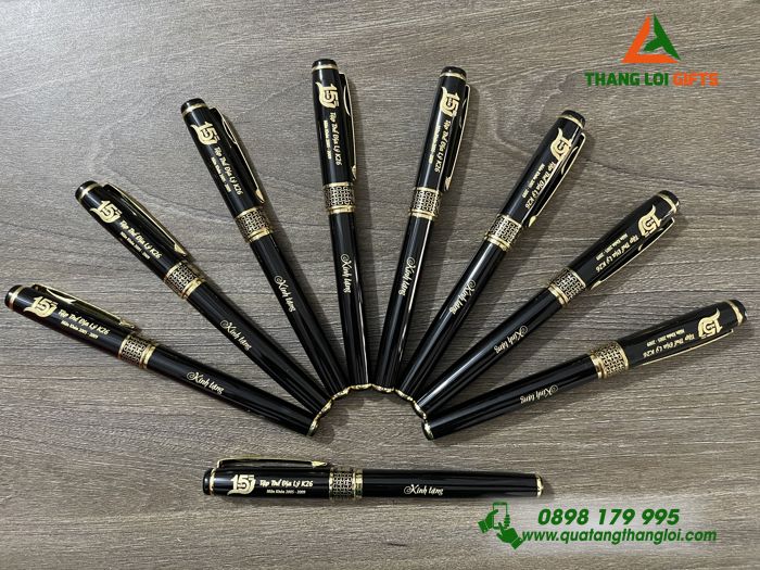 BÚT KÝ KIM LOẠI CAO CẤP KHẮC LOGO TẬP THỂ ĐỊA LÝ K26 - KÍNH TẶNG