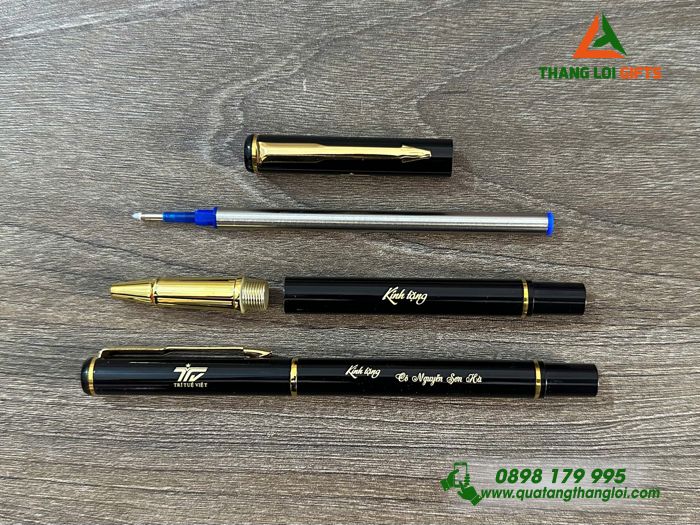 Bút Ký Màu Đen Khoen Vàng Khắc Logo Trí Tuệ Việt Và Tên Theo Yêu Cầu