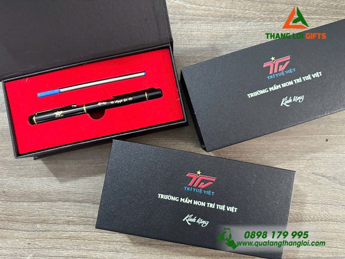 Bút Ký Màu Đen Khoen Vàng Khắc Logo Trí Tuệ Việt Và Tên Theo Yêu Cầu