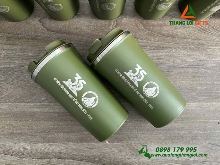 Ly Giữ Nhiệt 510ml Màu Xanh Rêu Khắc Nội Dung Kỉ Niệm 35 Hội Nghị Ngành