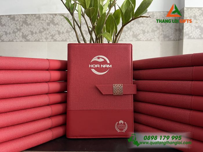 Sổ Tay Bìa Còng Màu Đỏ In Logo HOA NAM Làm Qùa Tặng