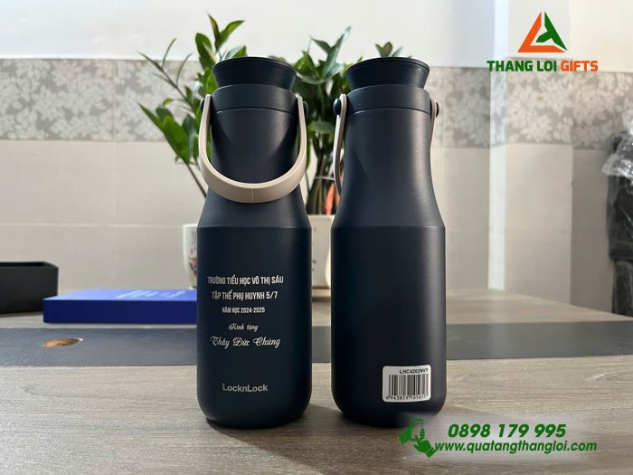 Bình Giữ Nhiệt LocknLock Có Quai Xách Màu Xanh Navy Khắc Tập Thể Phụ Huynh 5/7 Làm Qùa Tặng Tri Ân