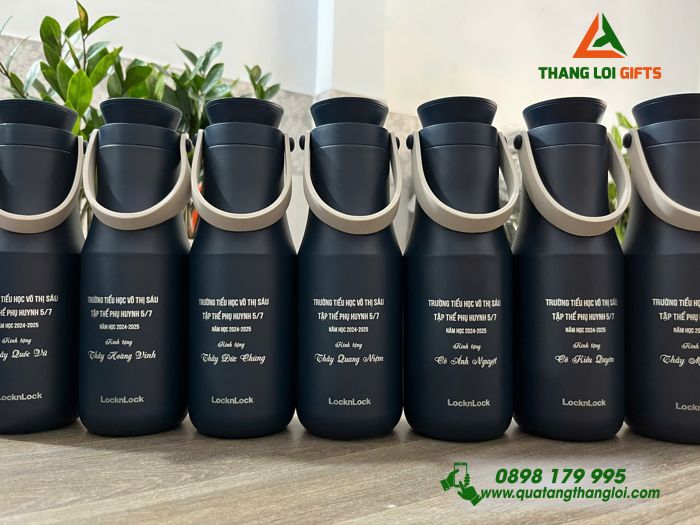 Bình Giữ Nhiệt LocknLock Có Quai Xách Màu Xanh Navy Khắc Tập Thể Phụ Huynh 5/7 Làm Qùa Tặng Tri Ân