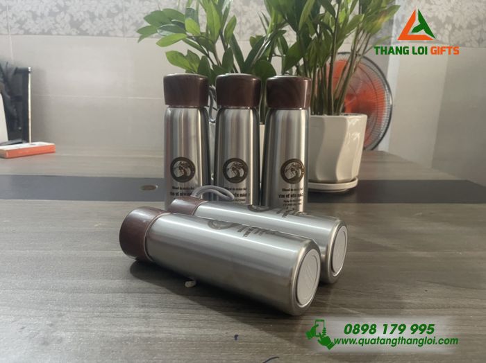 BÌNH GIỮ NHIỆT NẮP GỖ MÀU ĐEN IN KHẮC LOGO KHÓA TU MÙA HÈ