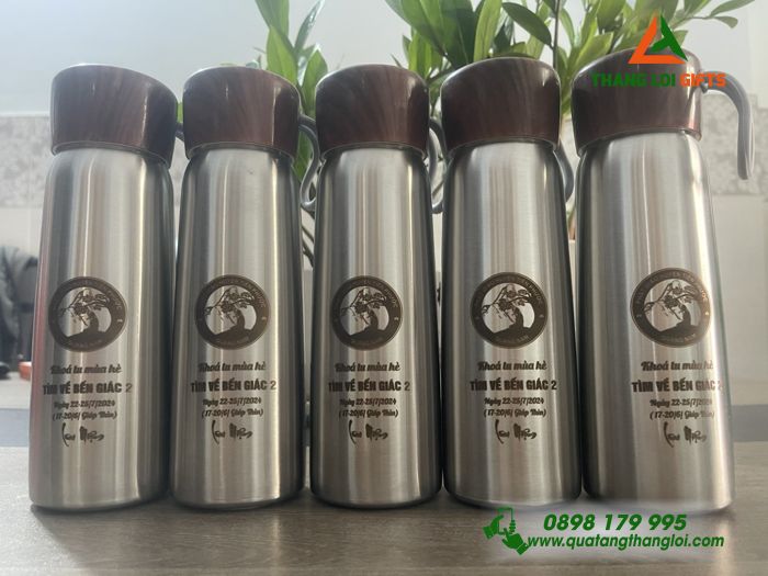 BÌNH GIỮ NHIỆT NẮP GỖ MÀU ĐEN IN KHẮC LOGO KHÓA TU MÙA HÈ
