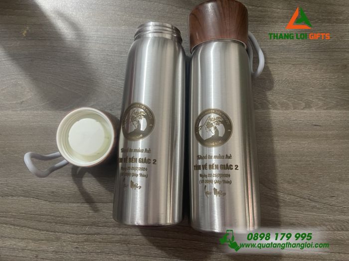 BÌNH GIỮ NHIỆT NẮP GỖ MÀU ĐEN IN KHẮC LOGO KHÓA TU MÙA HÈ