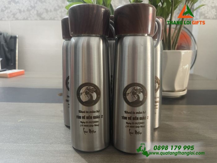 BÌNH GIỮ NHIỆT NẮP GỖ MÀU ĐEN IN KHẮC LOGO KHÓA TU MÙA HÈ