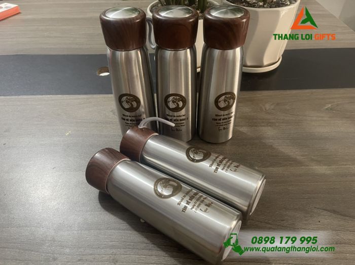 BÌNH GIỮ NHIỆT NẮP GỖ MÀU ĐEN IN KHẮC LOGO KHÓA TU MÙA HÈ
