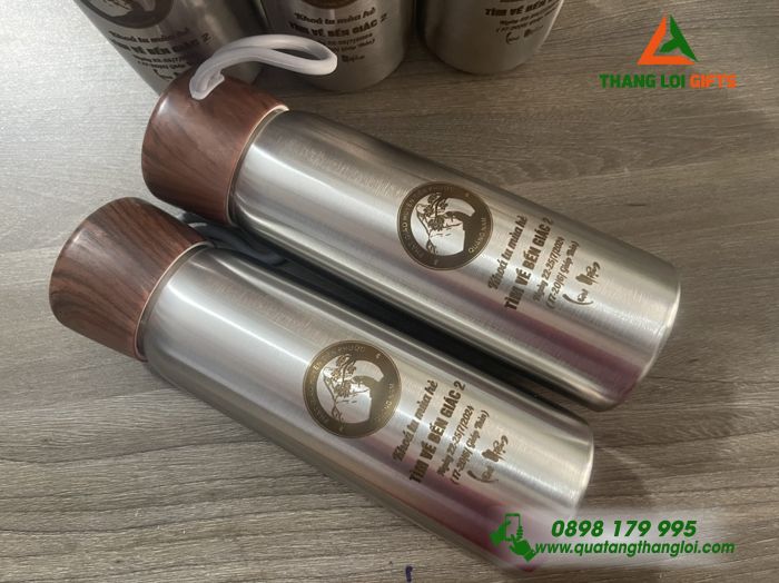 BÌNH GIỮ NHIỆT NẮP GỖ MÀU ĐEN IN KHẮC LOGO KHÓA TU MÙA HÈ