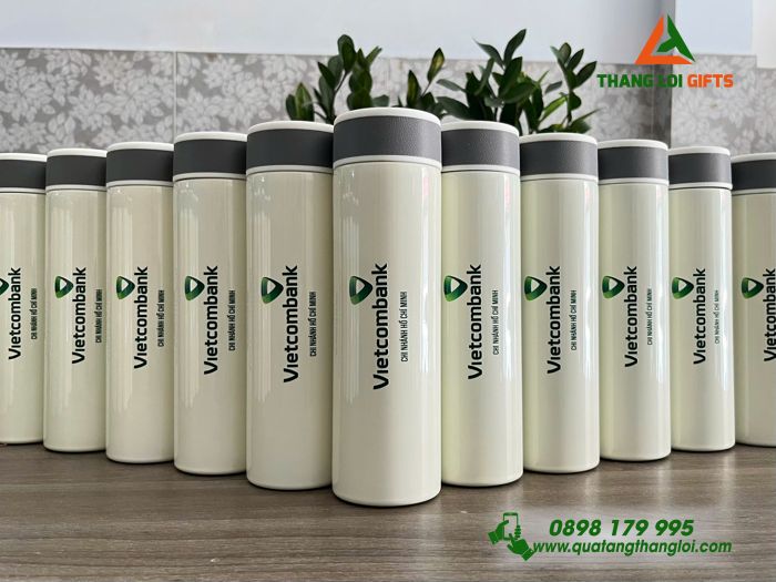 Bình Giữ Nhiệt Có Màn Hình LED 316 Màu Trắng In Logo Ngân Hàng Vietcombank Chi Nhánh Hồ Chí Minh