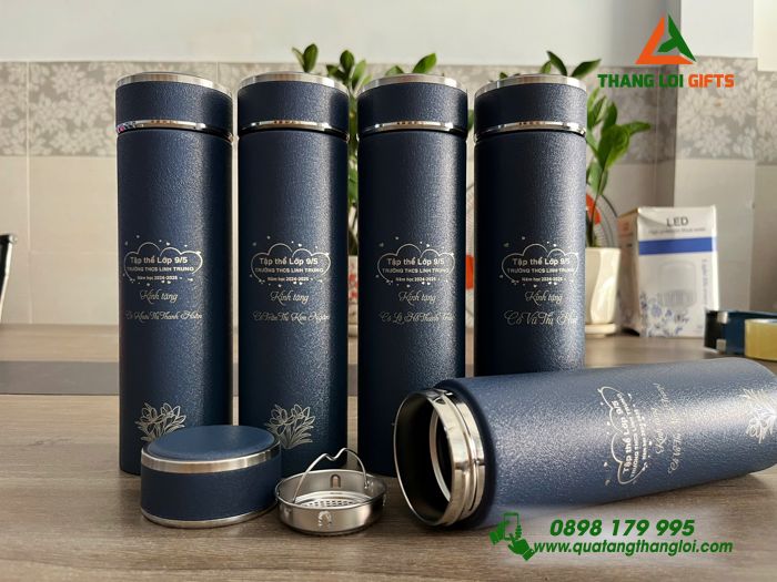 Bình Giữ Nhiệt Nhám Màu Xanh Khắc Tên Và Trường THCS Linh Trung Làm Qùa Tri Ân