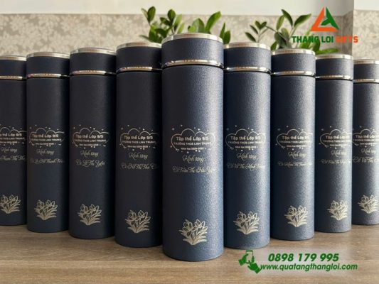 Bình Giữ Nhiệt Nhám Màu Xanh Khắc Tên Và Trường THCS Linh Trung Làm Qùa Tri Ân