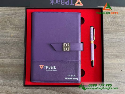 Bộ Qùa Tặng Sổ Tay + Bút Ký Màu Tím In Logo Ngân Hàng TP Bank Làm Qùa Tặng Cho Khách Hàng