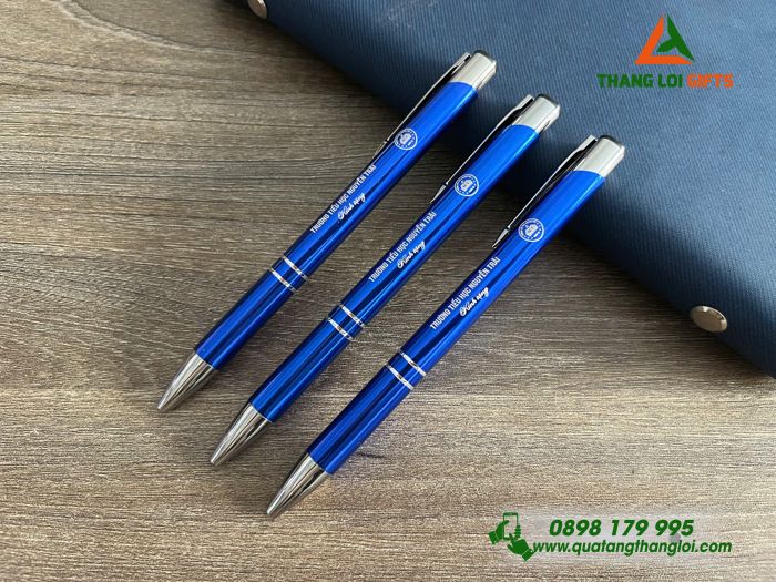 Bút Ký Kim Loại Bấm Xanh Khoen Bạc Khắc Logo Trường Tiểu Học Nguyễn Trãi