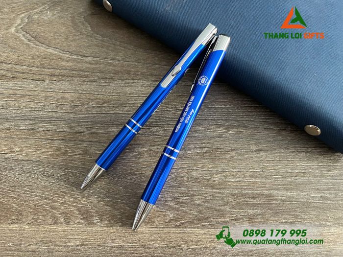 Bút Ký Kim Loại Bấm Xanh Khoen Bạc Khắc Logo Trường Tiểu Học Nguyễn Trãi