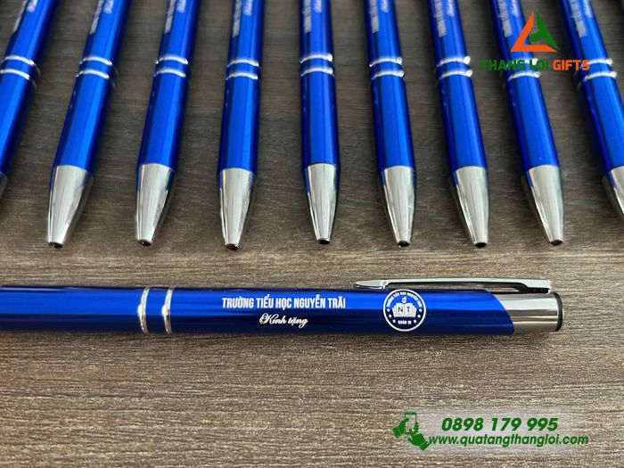 Bút Ký Kim Loại Bấm Xanh Khoen Bạc Khắc Logo Trường Tiểu Học Nguyễn Trãi