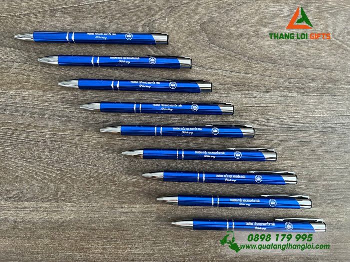 Bút Ký Kim Loại Bấm Xanh Khoen Bạc Khắc Logo Trường Tiểu Học Nguyễn Trãi