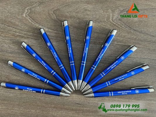 Bút Ký Kim Loại Bấm Xanh Khoen Bạc Khắc Logo Trường Tiểu Học Nguyễn Trãi