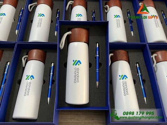 Bộ Quà Tặng (Bình Giữ Nhiệt Nắp Vân Gỗ + Bút Ký) – In Khắc Logo Doanh Nghiệp Standard Chartered