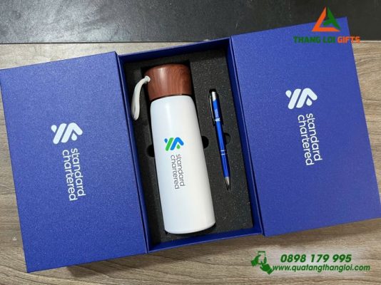 Bộ Quà Tặng (Bình Giữ Nhiệt Nắp Vân Gỗ + Bút Ký) – In Khắc Logo Doanh Nghiệp Standard Chartered
