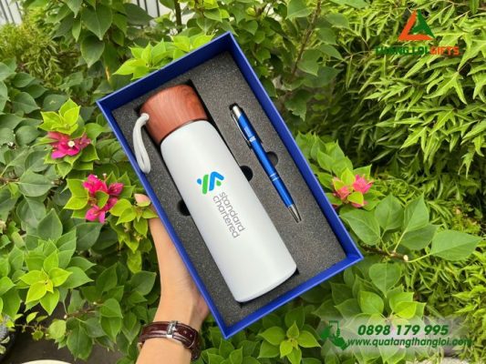 Bộ Quà Tặng (Bình Giữ Nhiệt Nắp Vân Gỗ + Bút Ký) – In Khắc Logo Doanh Nghiệp Standard Chartered