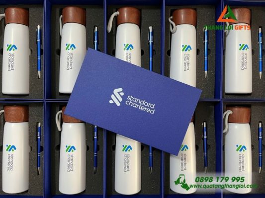 Bộ Quà Tặng (Bình Giữ Nhiệt Nắp Vân Gỗ + Bút Ký) – In Khắc Logo Doanh Nghiệp Standard Chartered