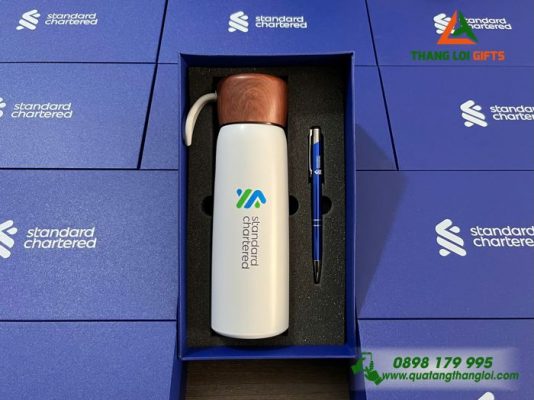 Bộ Quà Tặng (Bình Giữ Nhiệt Nắp Vân Gỗ + Bút Ký) – In Khắc Logo Doanh Nghiệp Standard Chartered