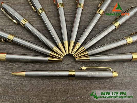 Bút Ký Kim Loại Xoay – Màu Bạc Khoen Vàng – Khắc Logo Kỷ Niệm 10 Năm Ra Trườngv