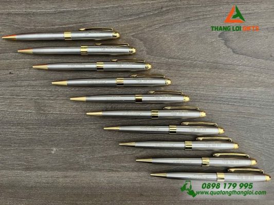 Bút Ký Kim Loại Xoay – Màu Bạc Khoen Vàng – Khắc Logo Kỷ Niệm 10 Năm Ra Trường