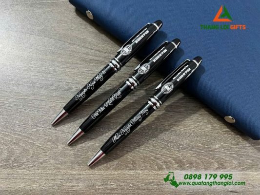 Bút Ký Kim Loại Xoay – Màu Đen Khoen Bạc – Khắc Logo Đại học KHXH-NV TPHCM