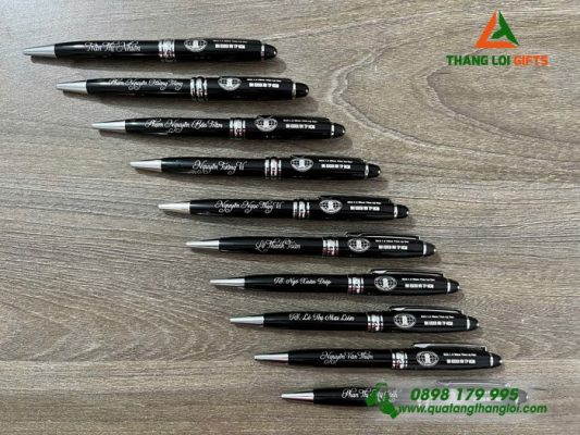 Bút Ký Kim Loại Xoay – Màu Đen Khoen Bạc – Khắc Logo Đại học KHXH-NV TPHCM