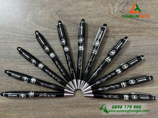 Bút Ký Kim Loại Xoay – Màu Đen Khoen Bạc – Khắc Logo Đại học KHXH-NV TPHCM