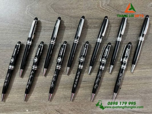 Bút Ký Kim Loại Xoay – Màu Đen Khoen Bạc – Khắc Logo Đại học KHXH-NV TPHCM