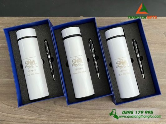 Set Quà Tặng (Bình + Bút) – In Khắc Logo Kỷ Niệm 20 Năm Ngày Ra Trường