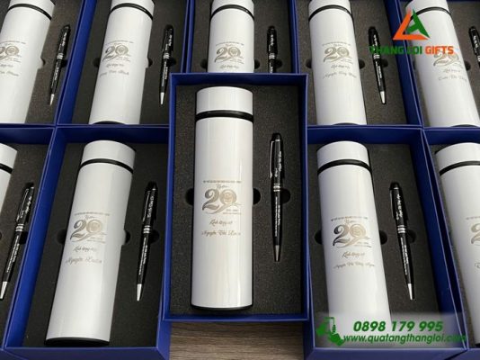Set Quà Tặng (Bình + Bút) – In Khắc Logo Kỷ Niệm 20 Năm Ngày Ra Trường
