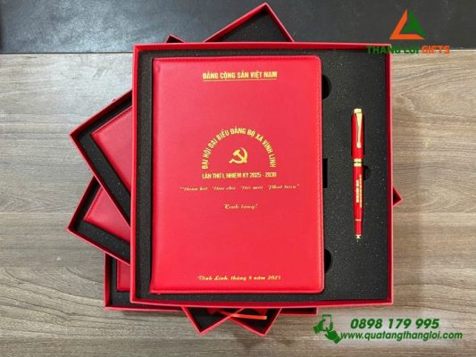 Set Quà Tặng (Sổ+Bút) – In Khắc Logo Đảng Làm Quà Đại hội Đảng Bộ Vĩnh LinhSet Quà Tặng (Sổ+Bút) – In Khắc Logo Đảng Làm Quà Đại hội Đảng Bộ Vĩnh Linh