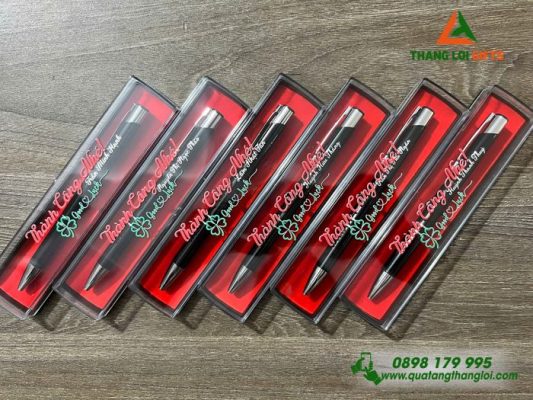 Bút Bi Kim Loại – Màu Đen – Khắc Tên Làm Quà Tặng