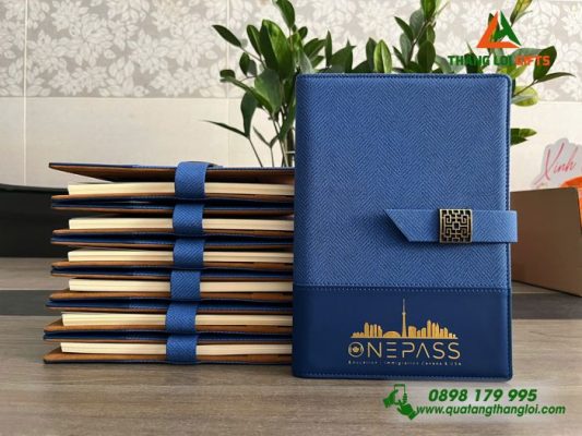 Sổ Tay Bìa Còng Màu Xanh – Ép Kim Vàng Logo Doanh Nghiệp ONEPASS