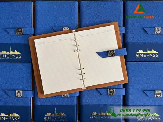 Sổ Tay Bìa Còng Màu Xanh – Ép Kim Vàng Logo Doanh Nghiệp ONEPASS