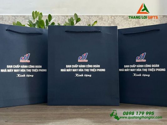 Set Quà Tặng (Sổ+Bút) – In Khắc Logo Nhà Máy May Hòa Thọ Triệu Phong