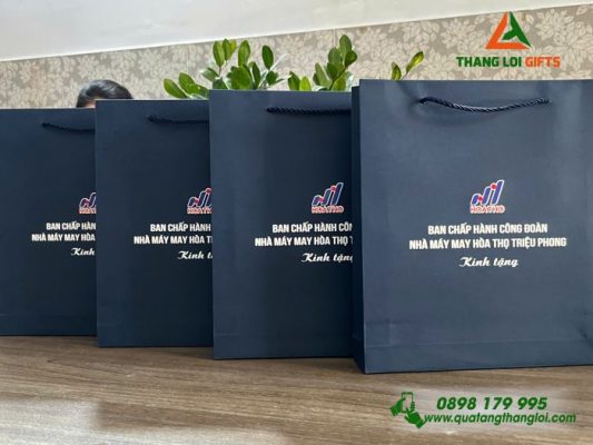 Set Quà Tặng (Sổ+Bút) – In Khắc Logo Nhà Máy May Hòa Thọ Triệu Phong